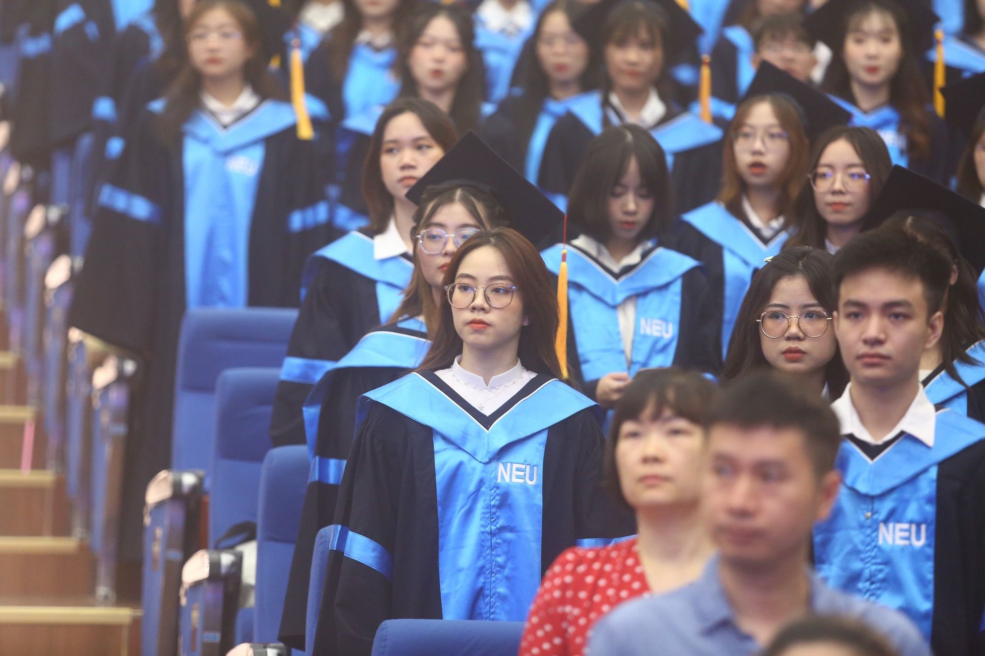 Sinh viên NEU trong lễ trao học bổng